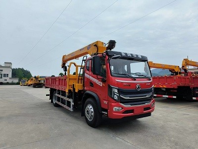 帕菲特8噸四節(jié)臂華神DV3排半短軸距隨車吊